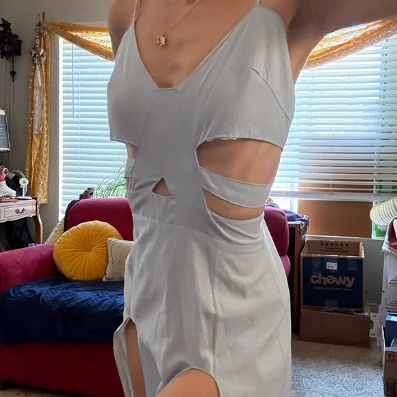 Chic Cut-Out Long Sleeve Dress in Light Blue marked L but better for M - Picture 13 of 16